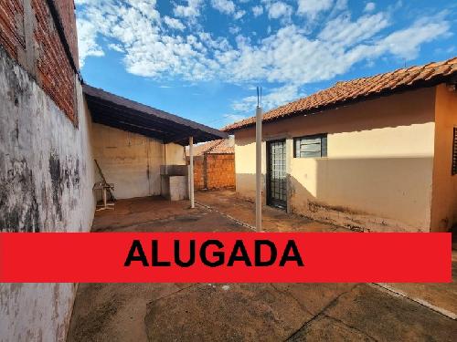 ALUGO CASA